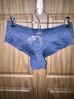💙 NEW WITH TAGS Victoria’s Secret Navy Blue Lace Cheeky Panty – Size Medium