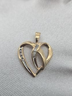 10 k ,Heart pendant with clear stones