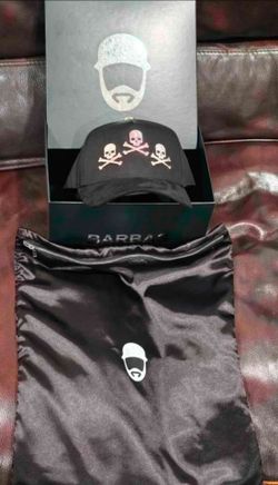 Vendo Gorra Barbas Hats x Lonche F.E.S Drop 2026

Con Caja
Cubrepolvo 
Original 100%
Nueva