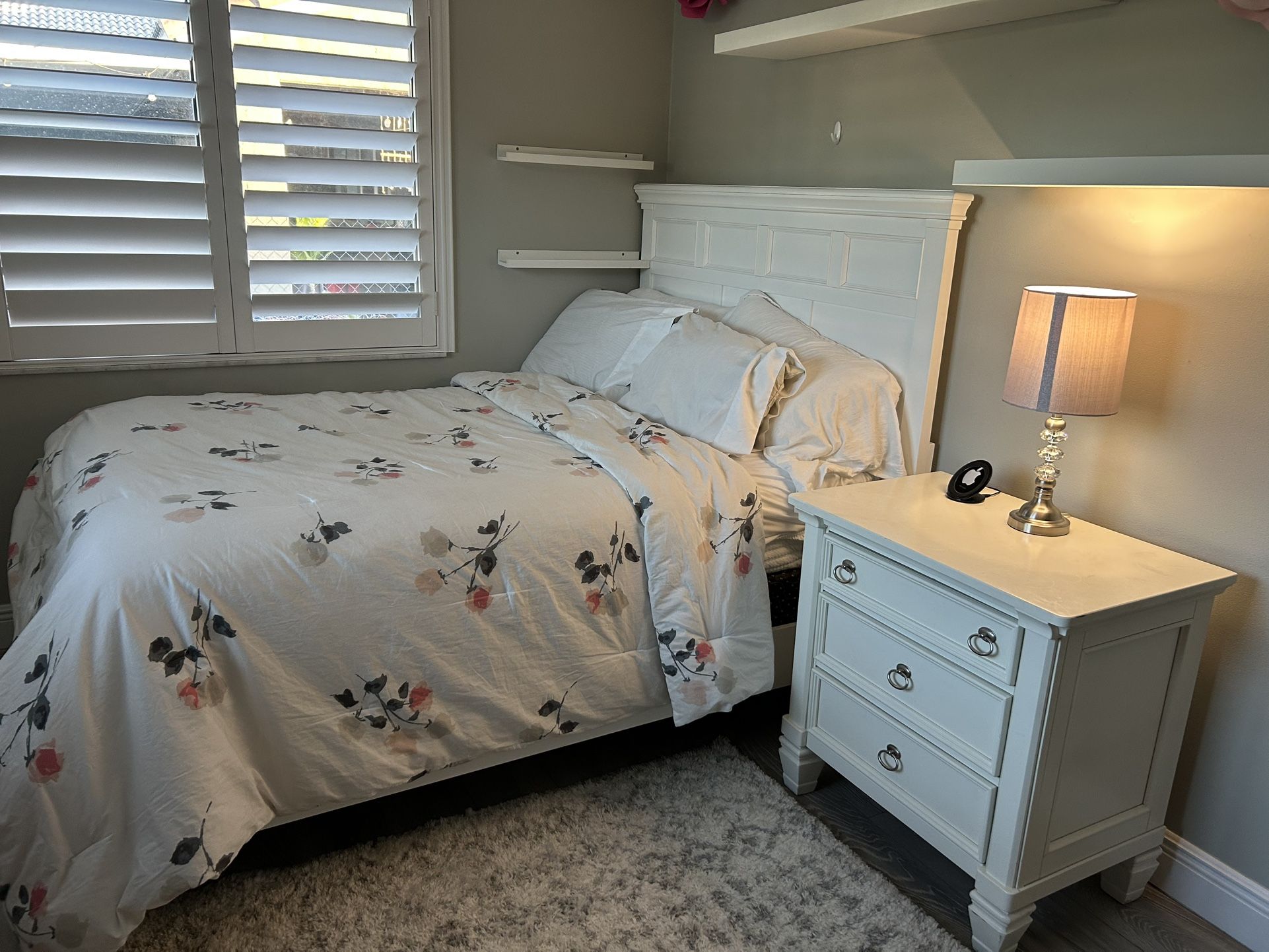 Full Size Bee And Night Stand