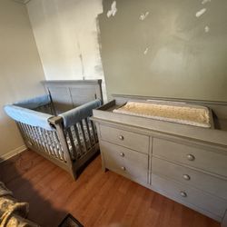 Baby crib X dresser combo 