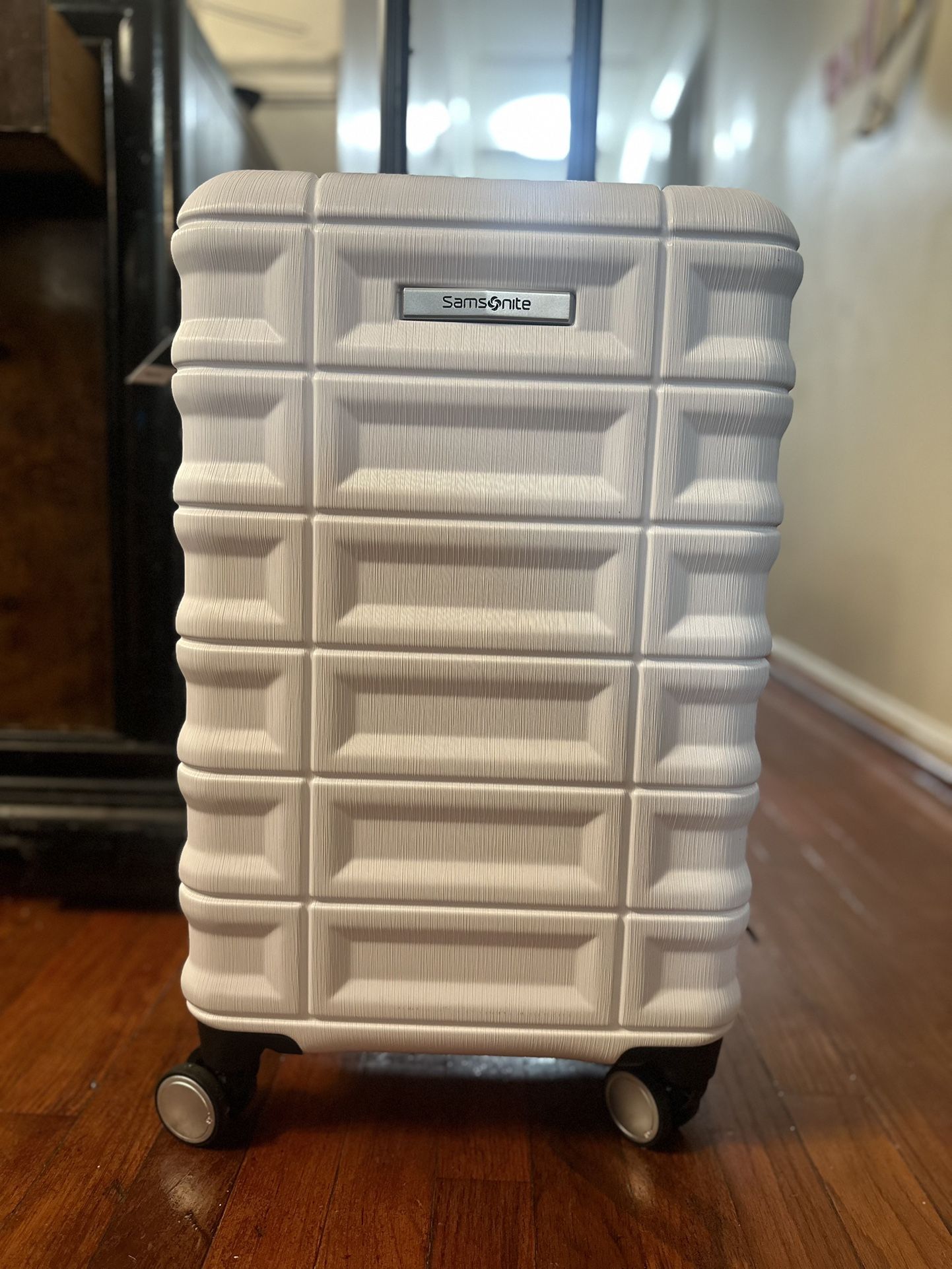 samsonite follett 24” spinner