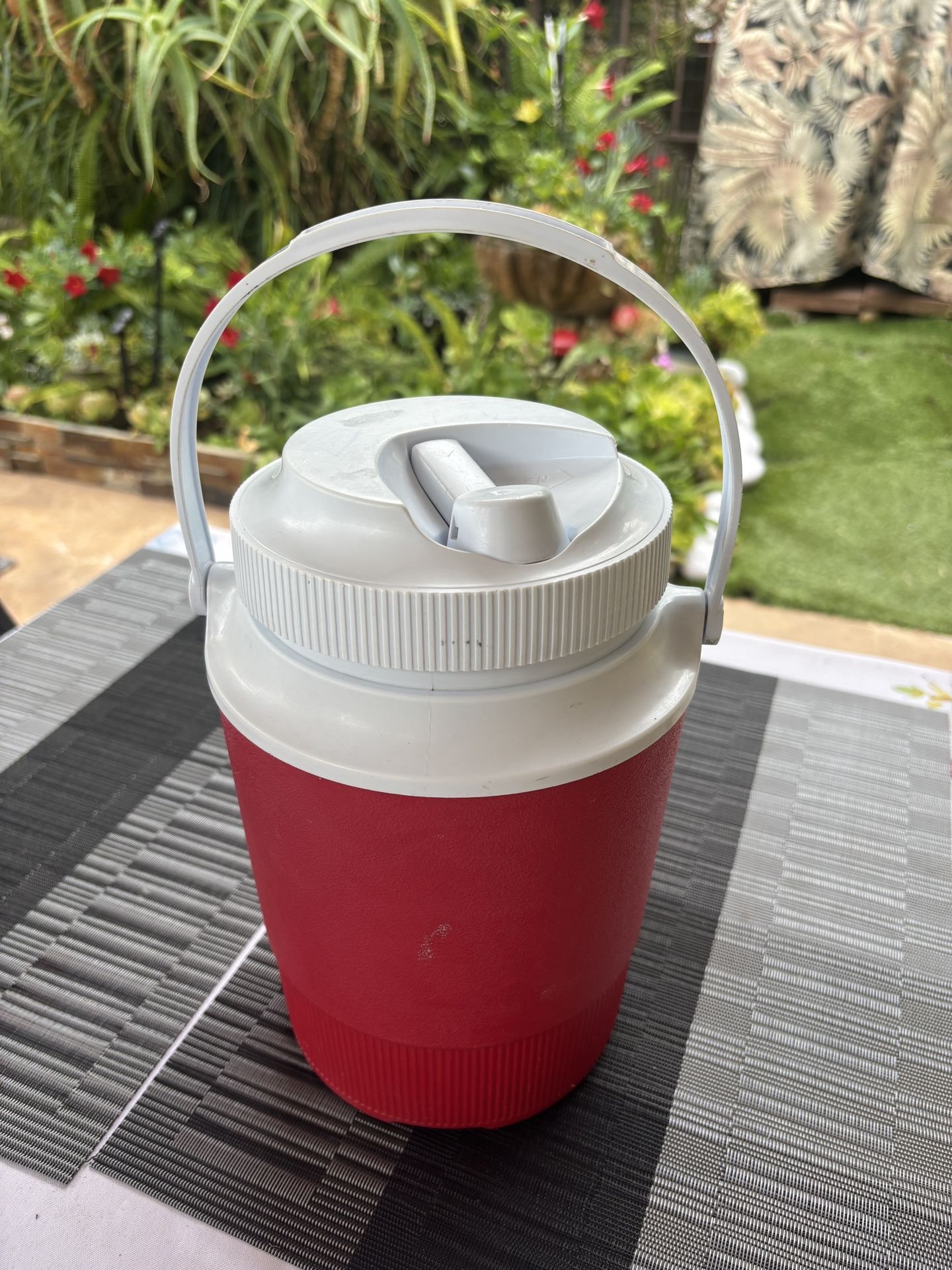 Rubbermaid Model 1502 Half Gallon Insulated Jug Cooler Red Swivel Spout