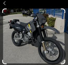 2021 Suzuki Dr-z 400 Brand new.
Never drop and garage kept.
It comes with a helmet, bike cover, and hitch holler.asking 6,500.00