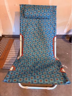 Foldable lounge chair