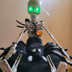 HALLOWEEN LIGHTED MOTION SENSOR SKELETONS TARANTULAS PARTY HAT