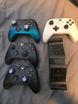 Xbox 1 controllers with charging station