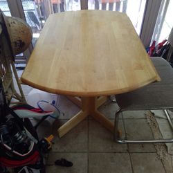 40 INCH  ROUND TABLE  SOLID  MAPLE. WITH 2 SIDES THAT DROP.  GOOD CONDITION 
