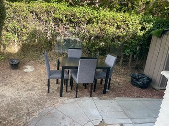 4 chair dining table in ok condition asking for 40