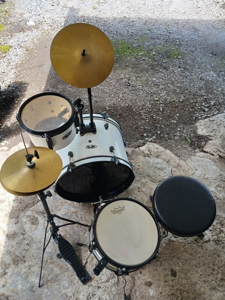 Kids Junior Size Drum Set In Excellent Condition