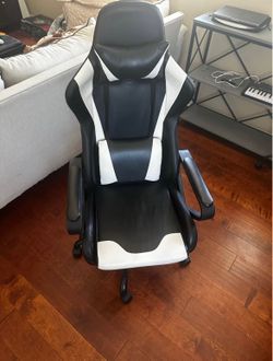 Gaming chair B&W