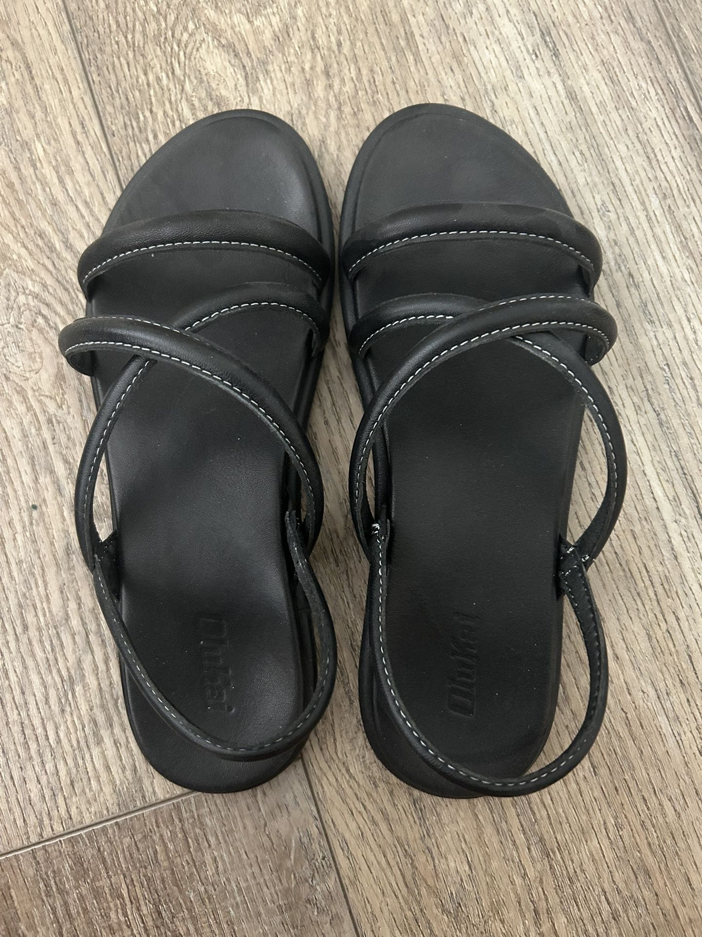OluKai Tiare Strappy Sandals (size 7)