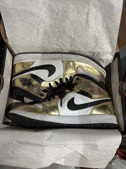 Jordan 1 mid SE “Metallic Gold” 