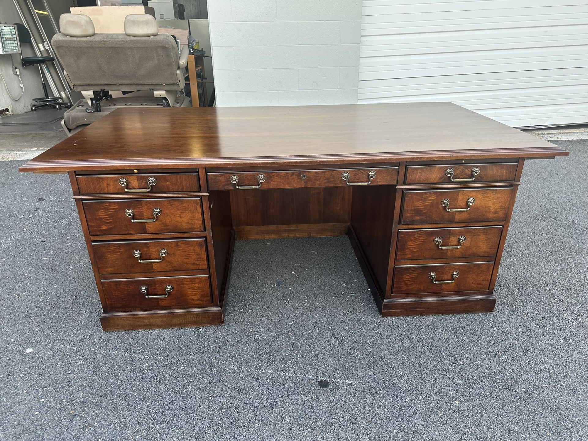 OFFICE/HOME DESK EXECUTIVE DESK TRADITIONAL