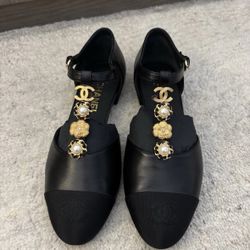 NWT 🖤 CHANEL 25P Black Leather Charm Flats - Size 39