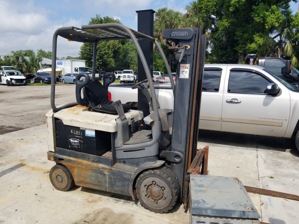 Crown Electric Forklift 