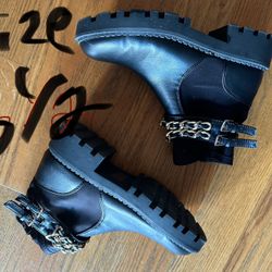 Woman Black Boots With Zipper $20 Used Only Once