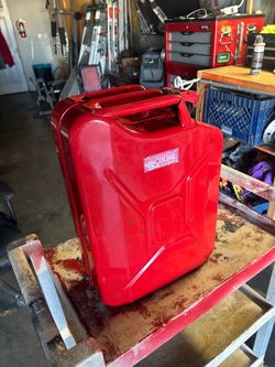 Heavy duty metal 5 gallon gas tank