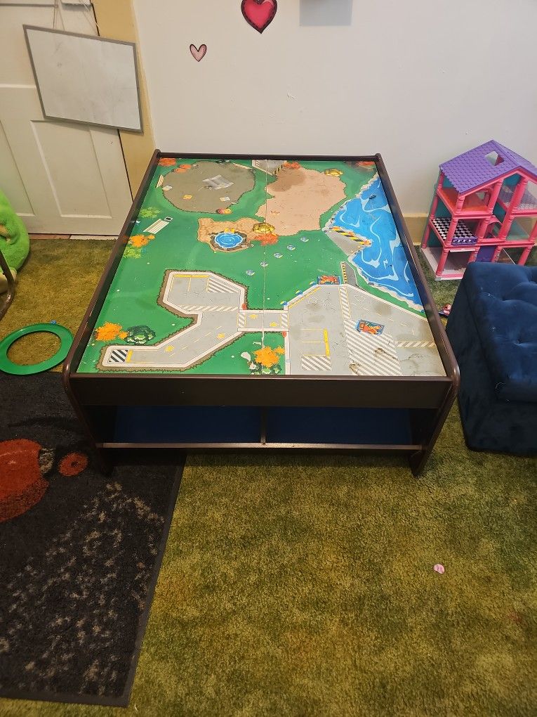 Playing Table . 
