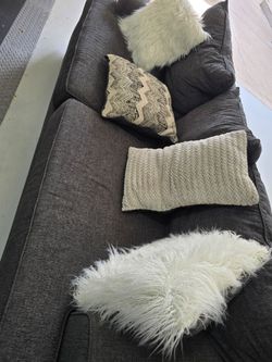 RoomsToGo 3 Seater Grey Sofa 🛋