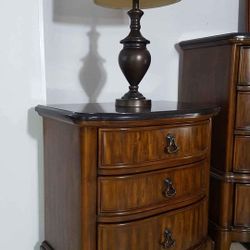 Pulaski Queen Bedroom Set With Lamps and Frames
