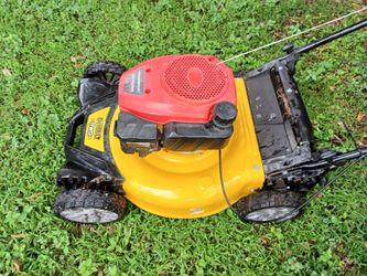 Lawn Mower dewalt easy to push with powersmart engine Very good Conditions ready For work
