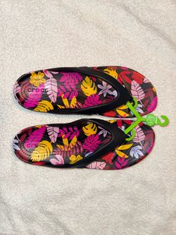 Women’s size 11 crocs flip flops