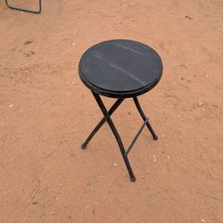table fold up  medium about 12in round.