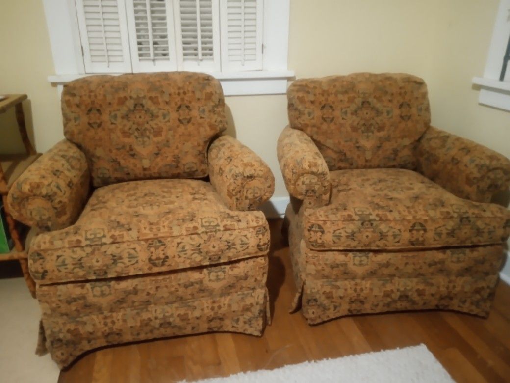 LIKE NEW ! 2 LOUNGE CHAIRS