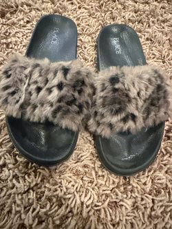 Leopard slides size 4