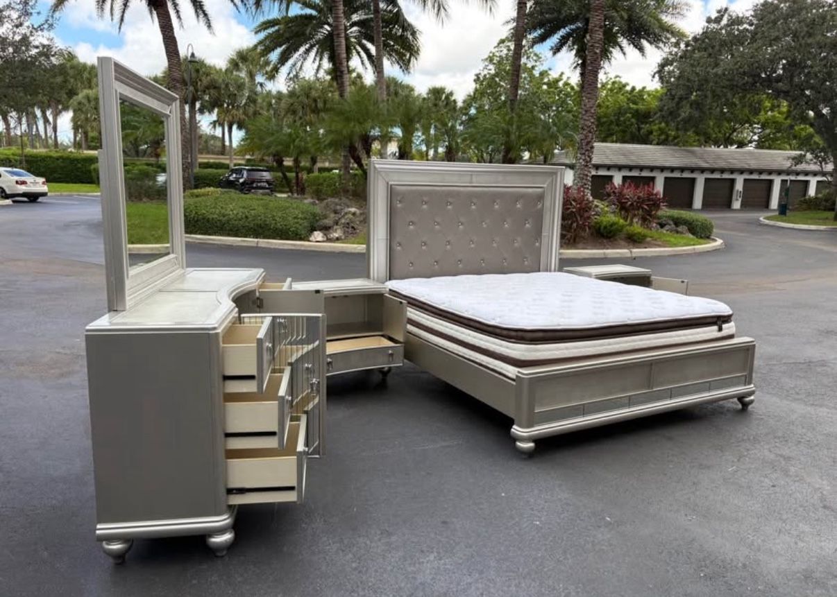 Beautiful Bedroom Set King Size Solid Wood Silver Color In Excellent Condition By Home Meridian