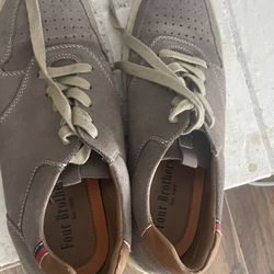 Size 9.5 Men’s Casual Sneakers