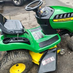 Excellent Condition! John Deere D100 18.5HP 42" Inch Riding Lawnmower.