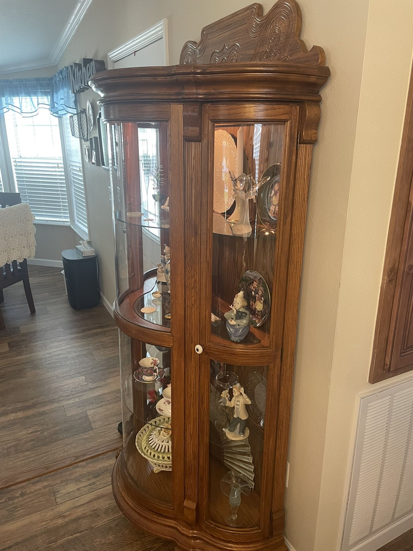 🫶🏻 Pulaski Curved Glass Lighted Oak Curio Cabinet - Excellent Condition