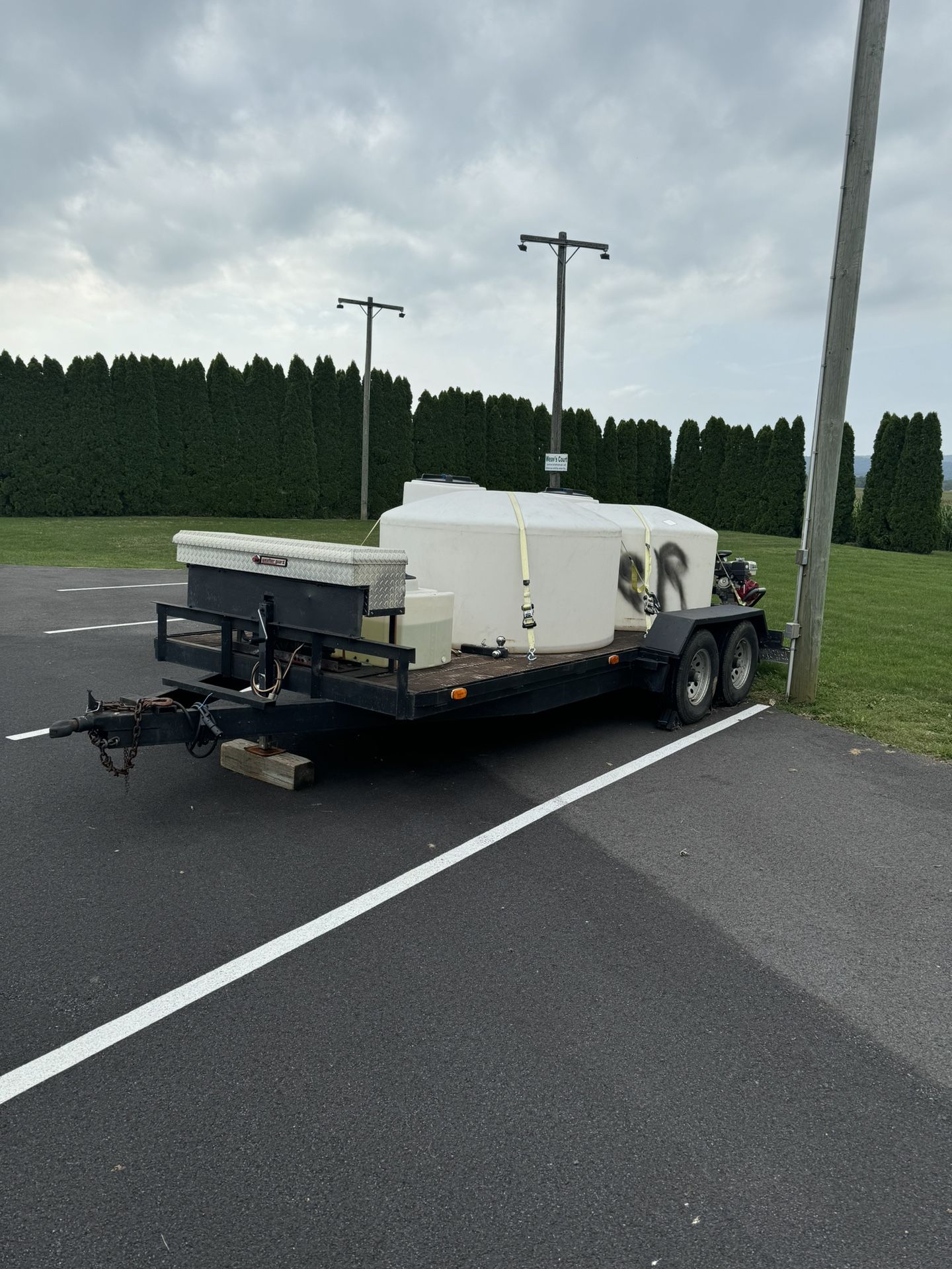 Portable pressure washing machine with 3 pumps 4000 psi and 2 tanks of 550 gallons each that’s 1100 gallons