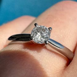 14k white gold 0.32ct Round Diamond Engagement Ring