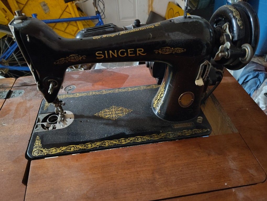 Singer Sewing Machine 
