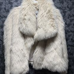 ZARA SHORT FAUX FUR COAT size M  The ZARA Short Faux Fur Coat in size M is a stylish and cozy outerwear piece perfect for casual occasions during the 