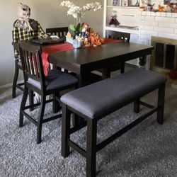 Dining table For sale 