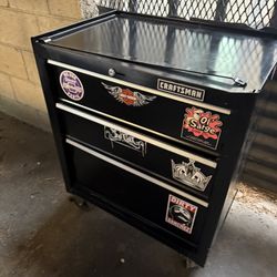 Toolbox with three drawers no key for lock 