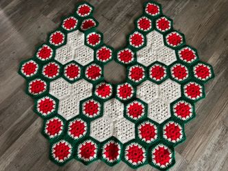 Vintage crochet tree skirt