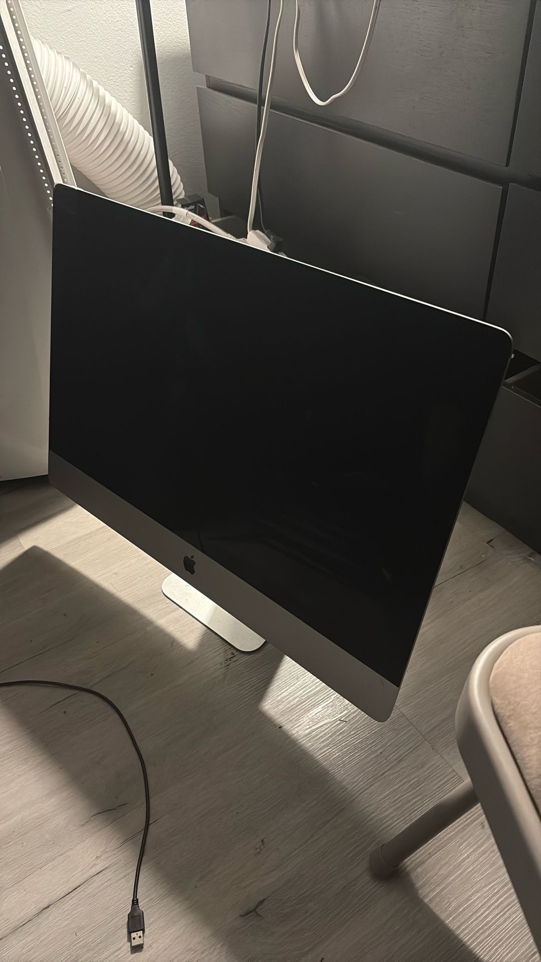 APPLE 21.5” DESKTOP 