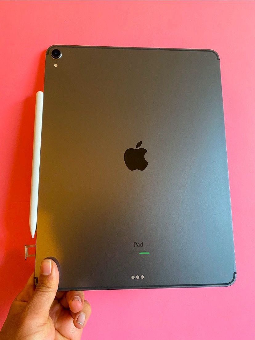 Apple IPad Pro 12.9” 3rd Generation (Face ID/Liquid Retina Display) 256GB WiFi + cellular (Unlocked) with keyboard, Pen & Accessories