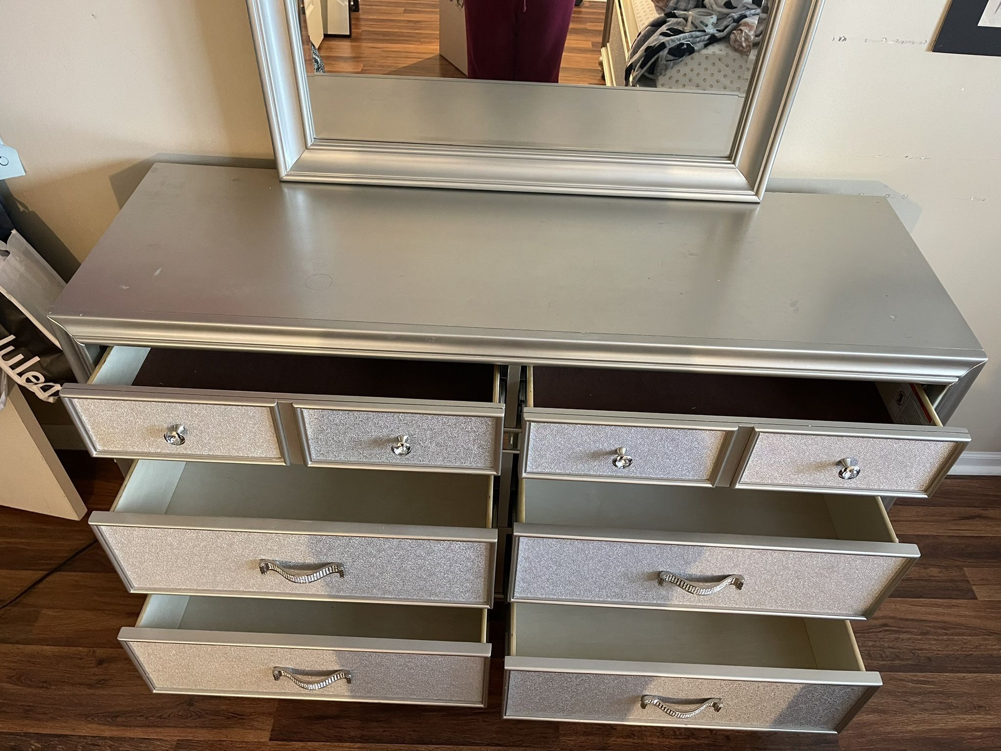 Dresser with Nightstand / Mirror 