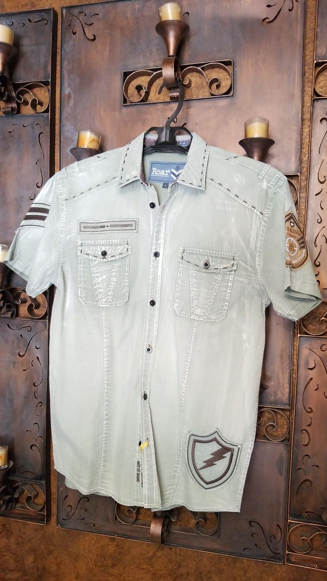 Roar Large Short Sleeve Shirt