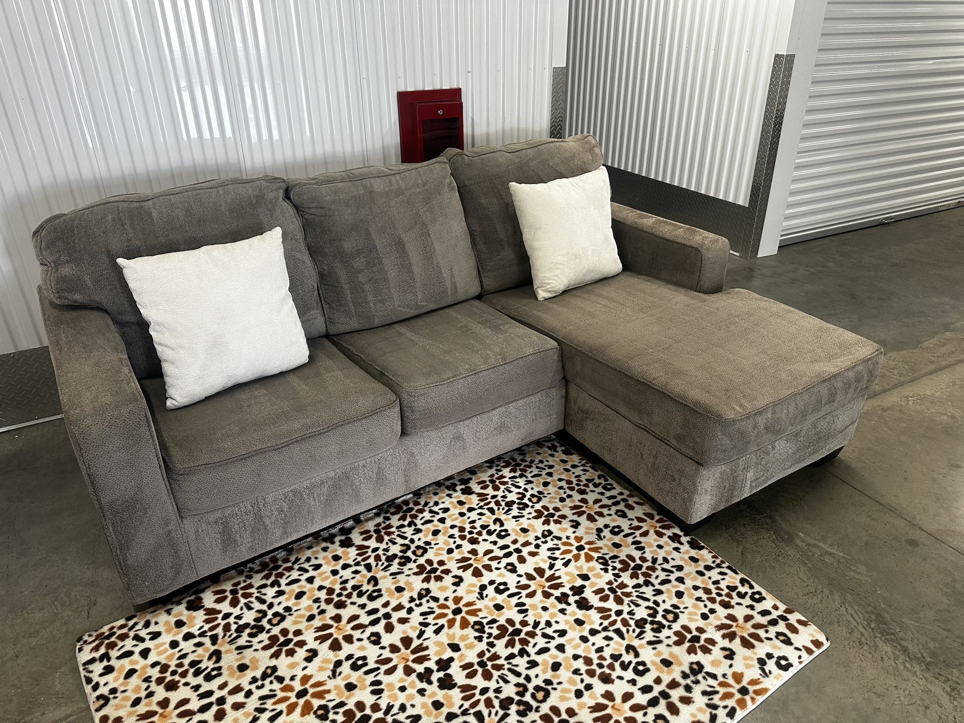 GRAY SECTIONAL COUCH W/ FREE DELIVERY