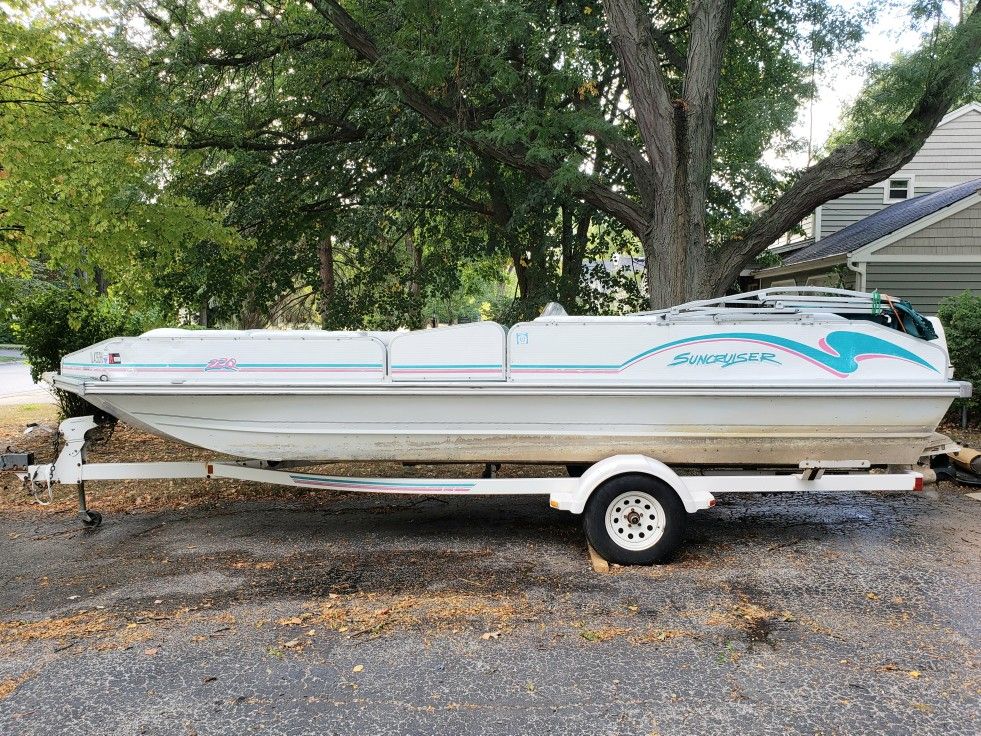 1994 Lowe Tahiti Suncruiser Deck Boat with Trailer and Tubes