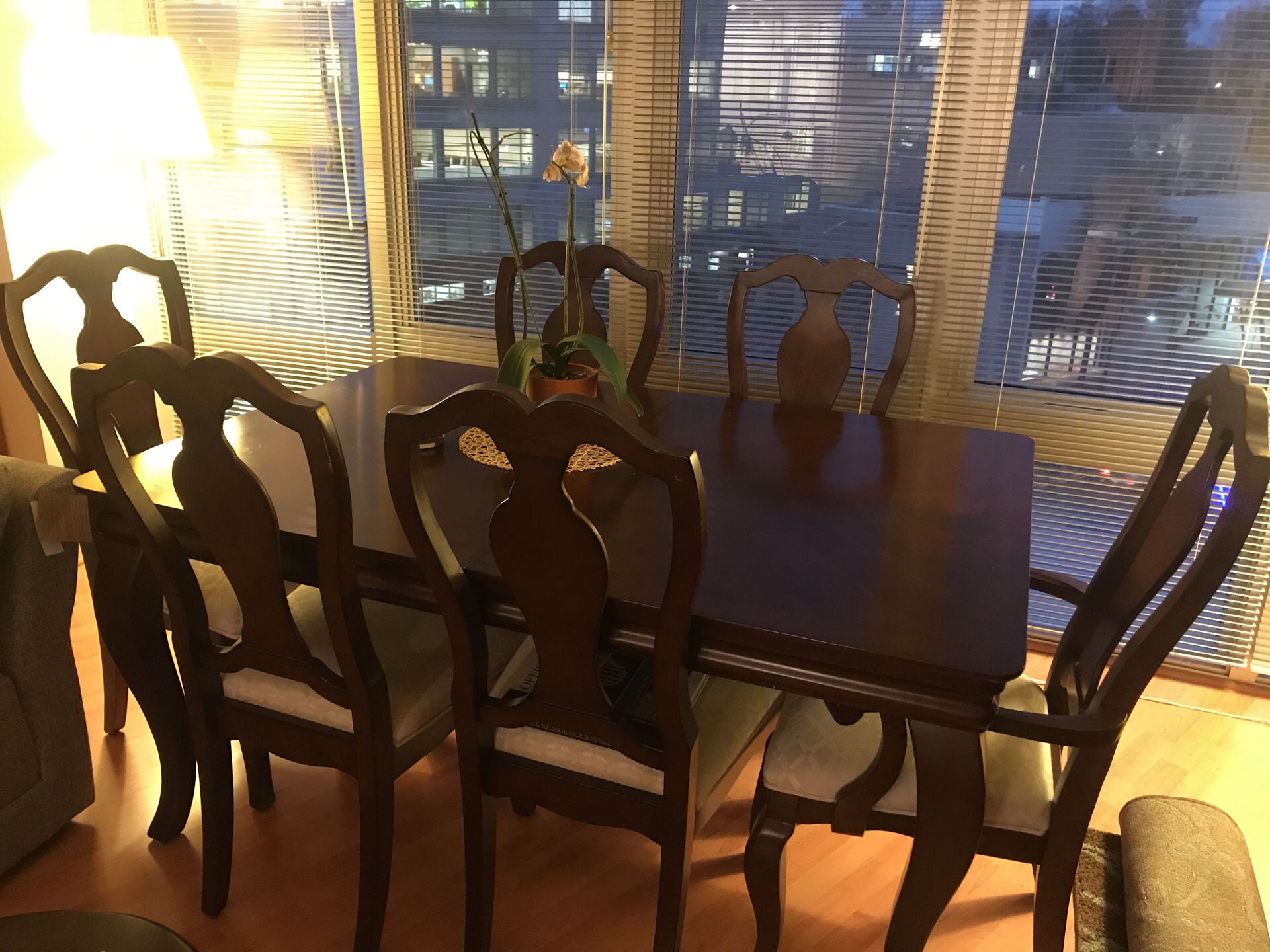 Extended dining table with 6 chairs from Haverty’s in an EXCELLENT condition, if you are really interested message me with your price!!