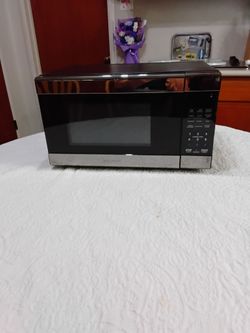 Emerson 700 watts working microwave.  Plate is 10" round