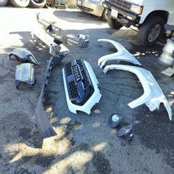 Vendo Todo Este Set de Partes Para 2017 al 2022  Para Toyota Tacoma  Por Todas Pido $1600 Y También Puedo Vender Por Separado La Parrilla Trae La Cáma